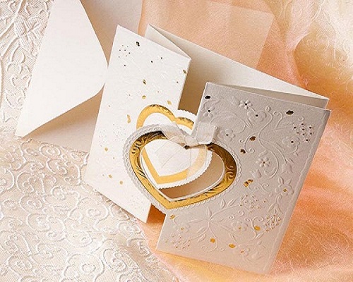 Une carte de mariage en forme de coeur