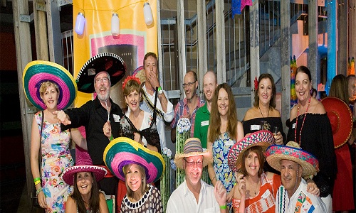 Invitez tous leurs collègues ou amis