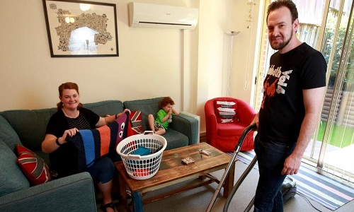 les aider dans leurs corvées