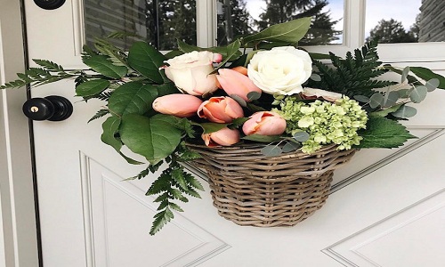 door surprise de hang a fleurs