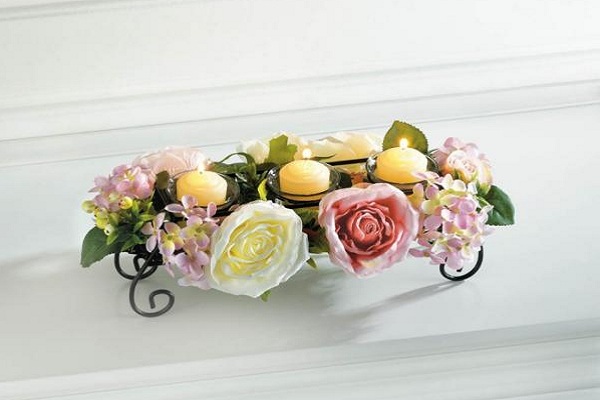 Fleurs et bougies en tant que centre de table