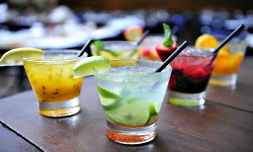 Servir des cocktails