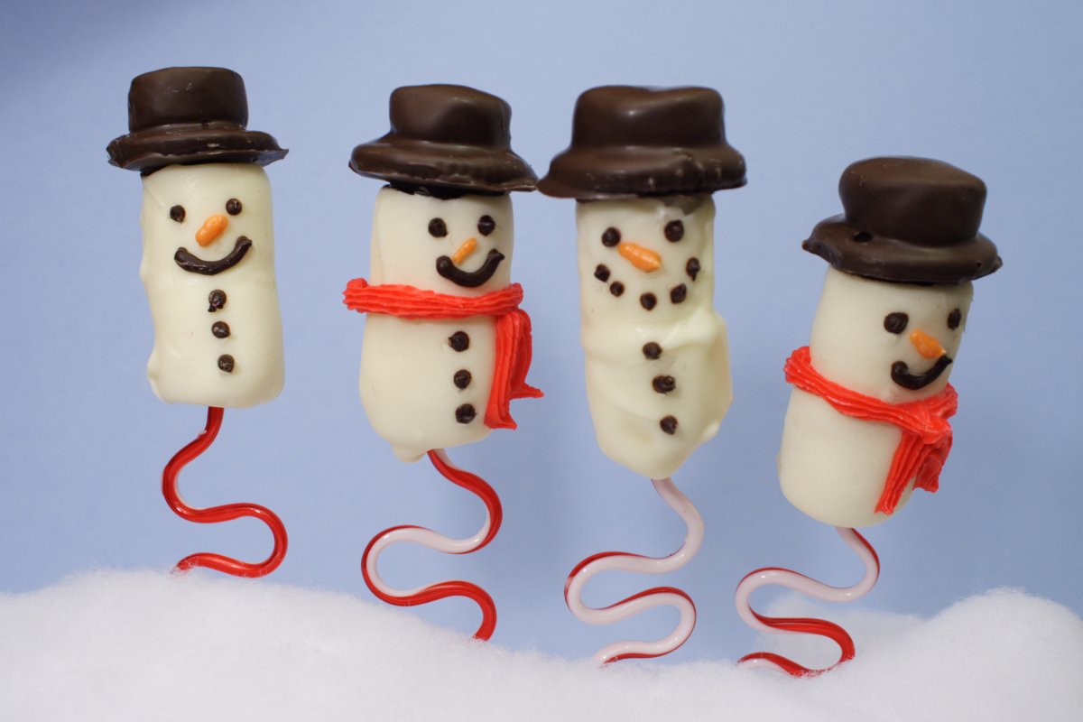 Guimauves bonhomme de neige sur un bâton