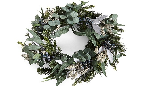 Fleurs blanches avec des baies