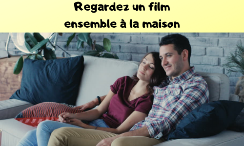 Regardez un film ensemble à la maison