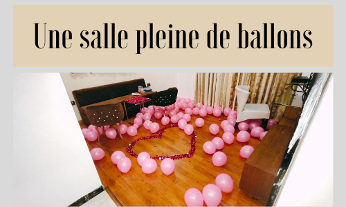 Une salle pleine de ballons