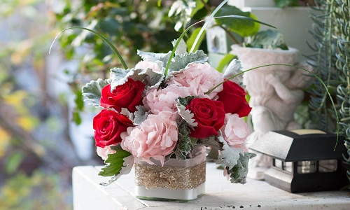 Bouquet de fleurs de rose rouge comme piece maitresse